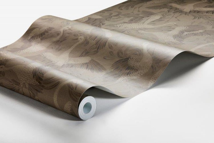 Schlafzimmer mit Rattanbett, gemusterter Tapete, Nachttisch und Zimmerpflanzen für eine helle und organisierte Atmosphäre.