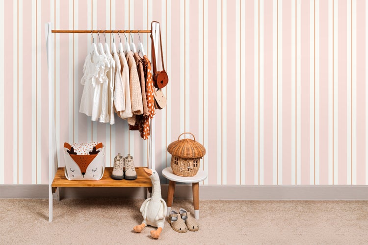 Kinderzimmer mit Kleiderständer, Spielzeug und Accessoires