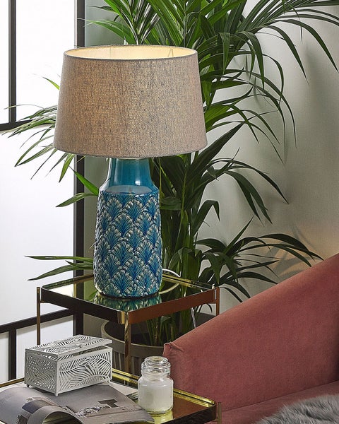 Verschiedene Raumaufteilungen mit Sofa, Sessel, Couchtisch und Teppich in unterschiedlichen Grössen.