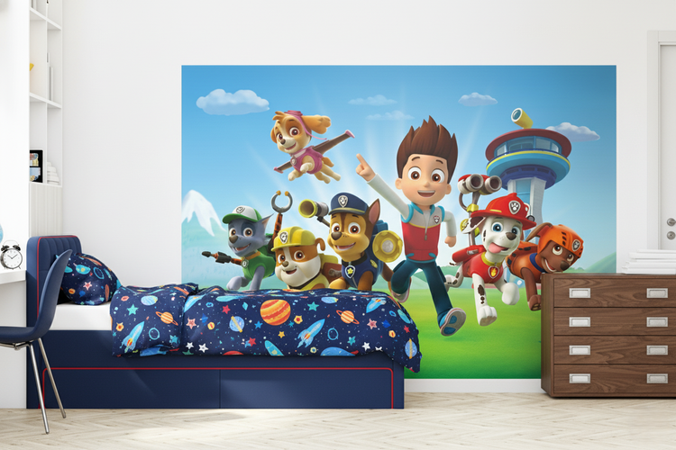 Kinderzimmer mit Wandbild der Paw Patrol und blauem Bett