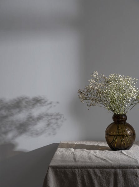 Stillleben mit Schleierkraut in einer Glasvase auf einem Tisch