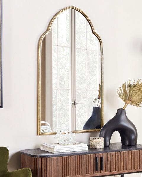 Dekoratives Interieur mit Spiegel, Konsole und Accessoires