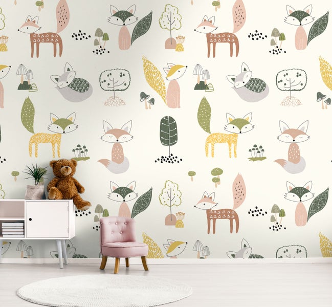 Kinderzimmer mit Tapete mit Fuchsmuster, Kommode, Sessel und Teppich