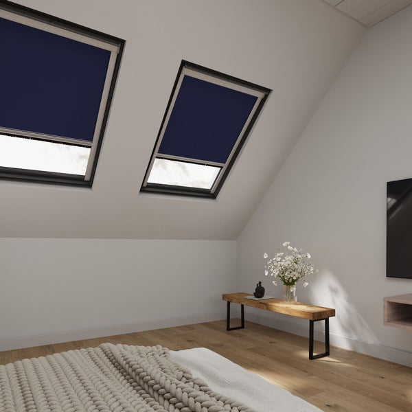 Modernes Schlafzimmer im Dachgeschoss mit zwei Dachfenstern und Verdunkelungsrollos