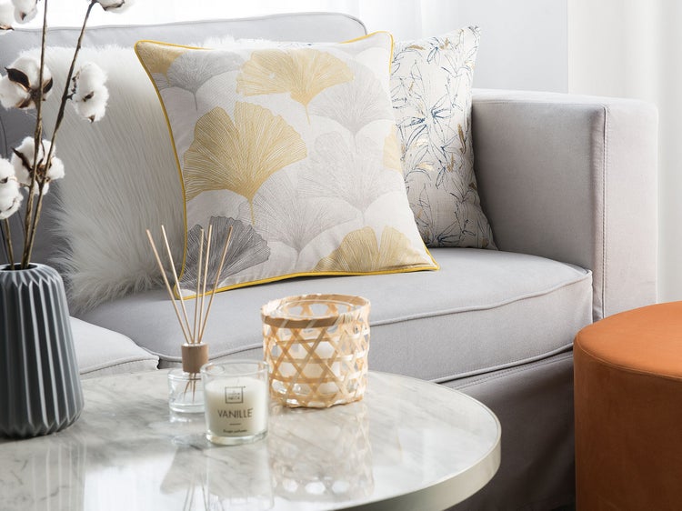 Zwei dekorative Kissen mit Ginkgo-Blatt-Muster und Paspel