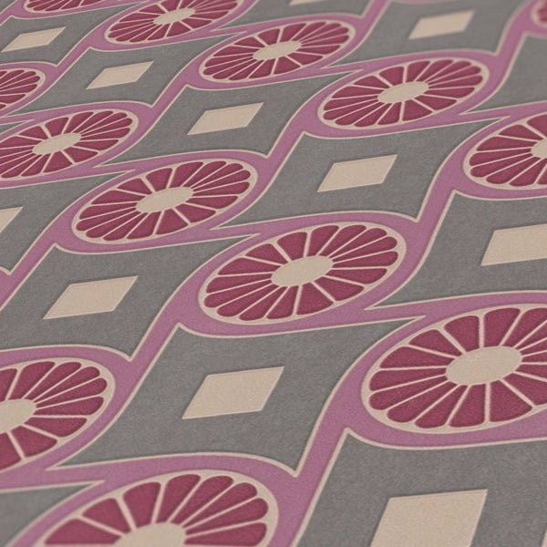 Wohnzimmer mit gemusterter Tapete, Kommode und Sessel