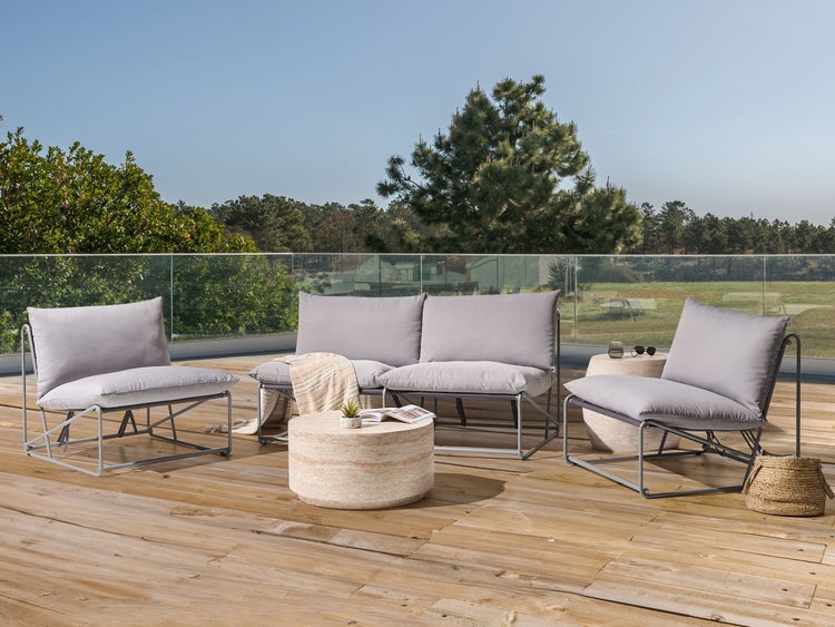 Gartensitzgruppe mit zwei Sesseln und einer Bank auf einer Holzterrasse