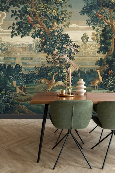 Dekoratives Esszimmer mit gemusterter Tapete, Holztisch und grünen Stühlen