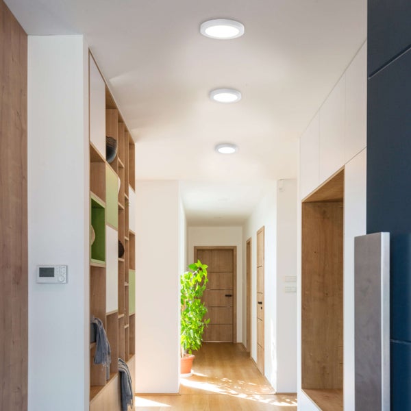 Flur mit Deckeneinbauleuchten und Holzregalen