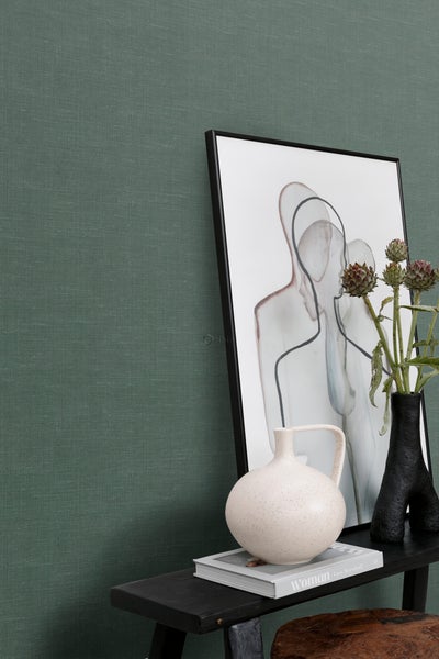 Wandgestaltung mit Vliestapete, kombiniert mit Dekorationen auf einer Konsole.