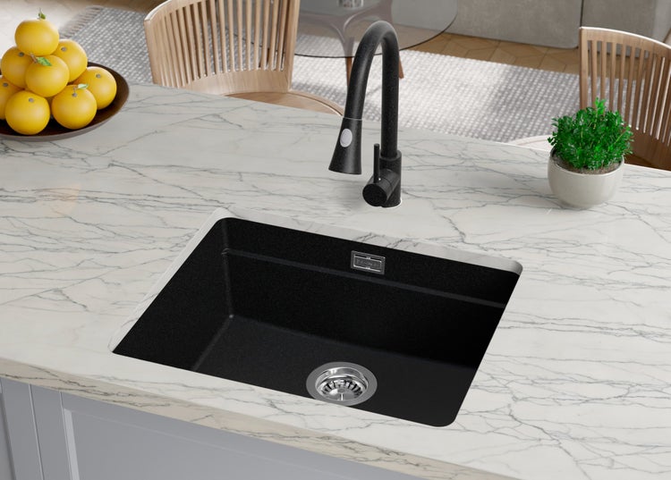 Küchenspüle mit Armatur auf einer Arbeitsplatte