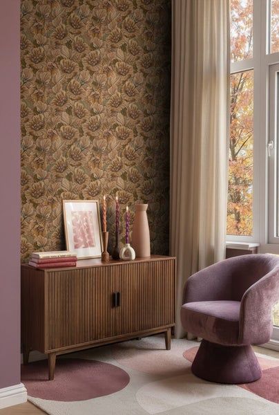 Gemütliches Zimmer mit floraler Tapete, Holzkommode und Sessel