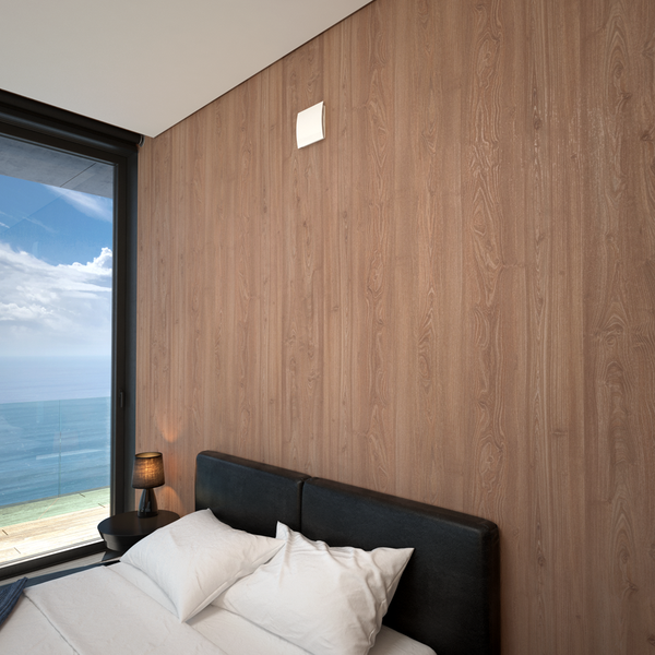 Schlafzimmer mit Bett, Nachttischlampe und Wandpaneelen in Holzoptik