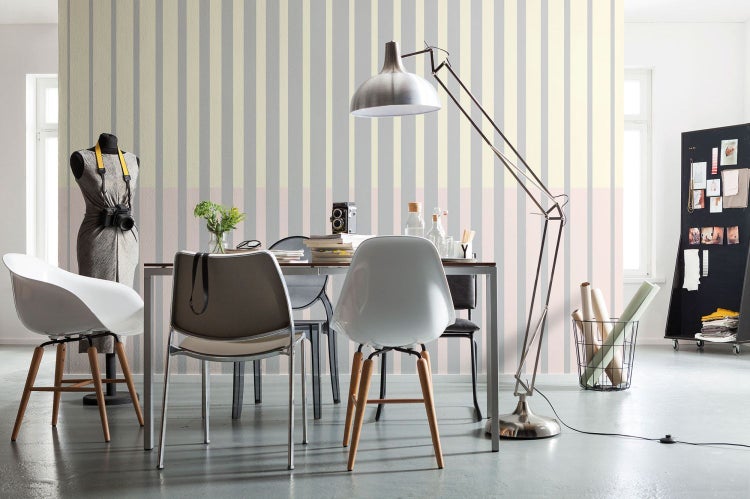 Interieuransicht mit Esstisch, Stühlen, Stehlampe und einer gestreiften Tapete