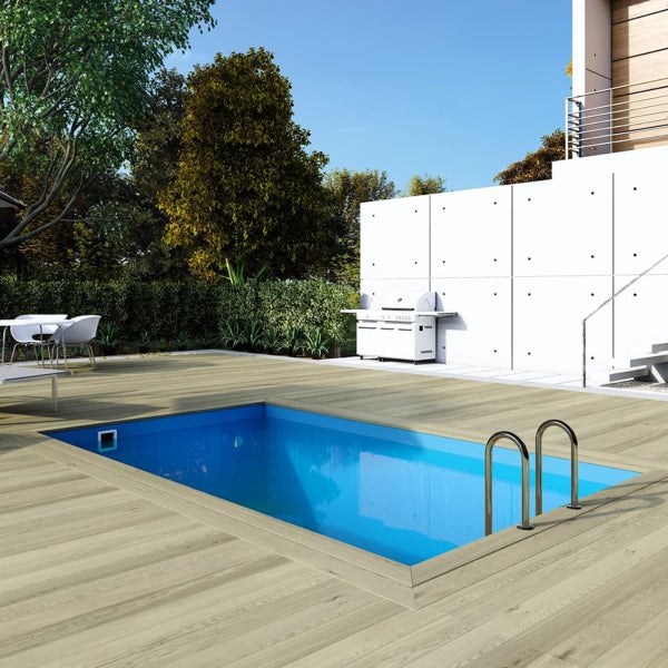 Außenansicht eines Pools mit Holzterrasse und Grillplatz im Garten