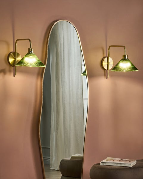 Szene mit einem unregelmäßigen Spiegel und zwei Wandleuchten