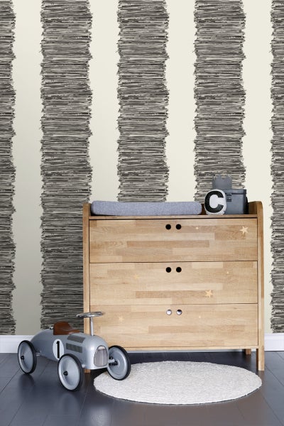 Dekoratives Kinderzimmer mit gestreifter Tapete, Wickelkommode und Spielzeugauto