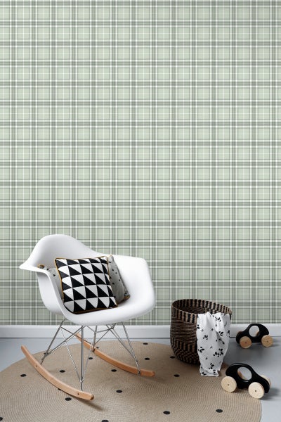 Raumansicht mit karierter Tapete, Schaukelstuhl und Dekoration