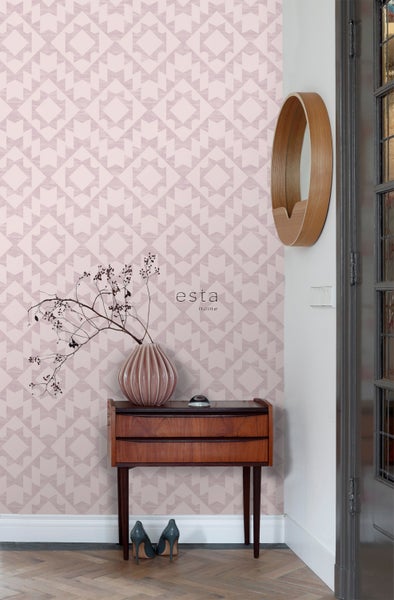 Raum mit geometrischer Tapete, Holzkonsole, Spiegel und Dekoration