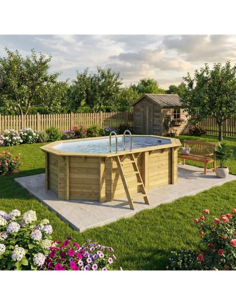 Aufstellpool aus Holz mit Leiter und Außentreppe in einem Garten.