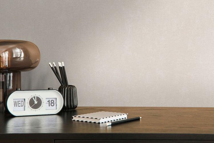 Dekorative Szene mit Eukalyptus in einem Metallbecher, einer Kerze und einer Hasenfigur auf einem weißen Tablett.