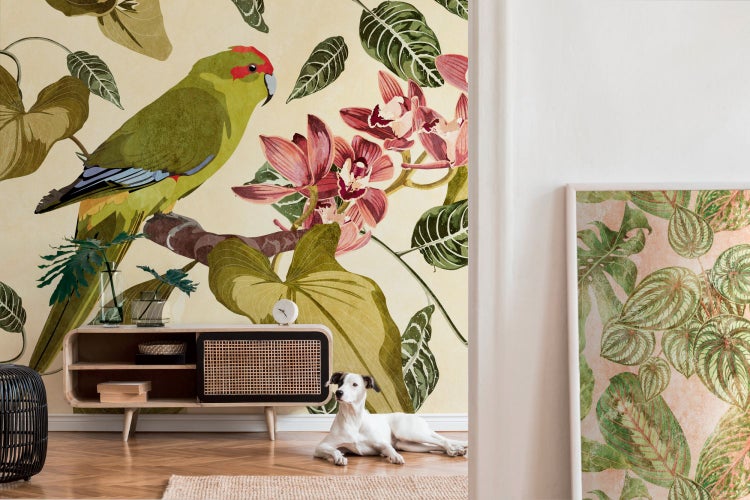 Dekorative Wand mit Pflanzen-, Blumen- und Vogelmuster in einem Interieur mit Hund