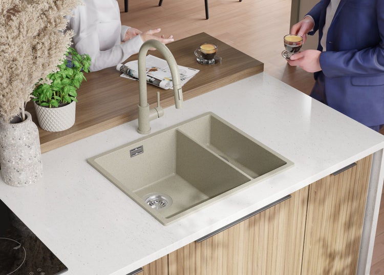 Küchenspüle mit Abtropffläche und Armatur in einem hellen Küchendesign.