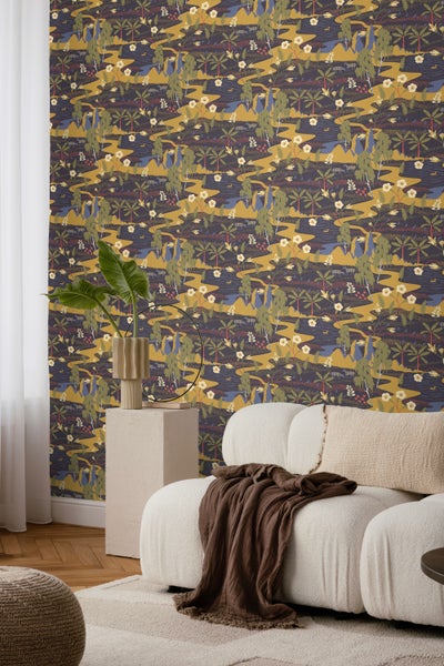 Raumansicht mit gemusterter Tapete, Sofa und Dekorationsgegenständen.