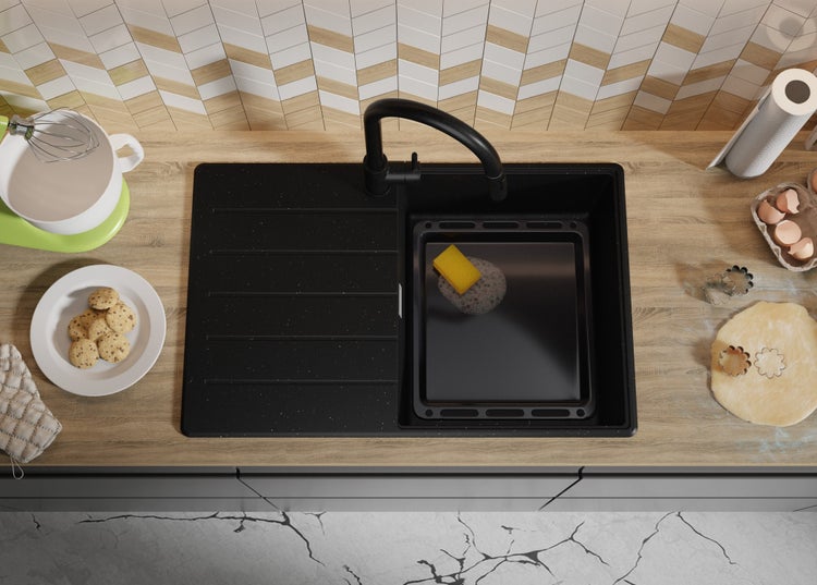 Küchenszene mit Spüle, Armatur und Backutensilien auf einer Arbeitsfläche