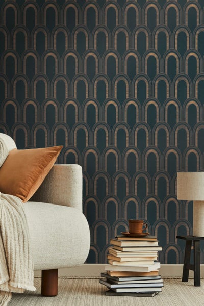 Schlafzimmer mit Bett, Nachttisch und Pendelleuchte