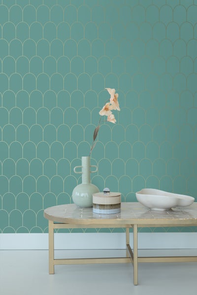 Dekorative Wandgestaltung mit geometrischem Tapetenmuster, Vase, Schale und Dose auf einem Tisch