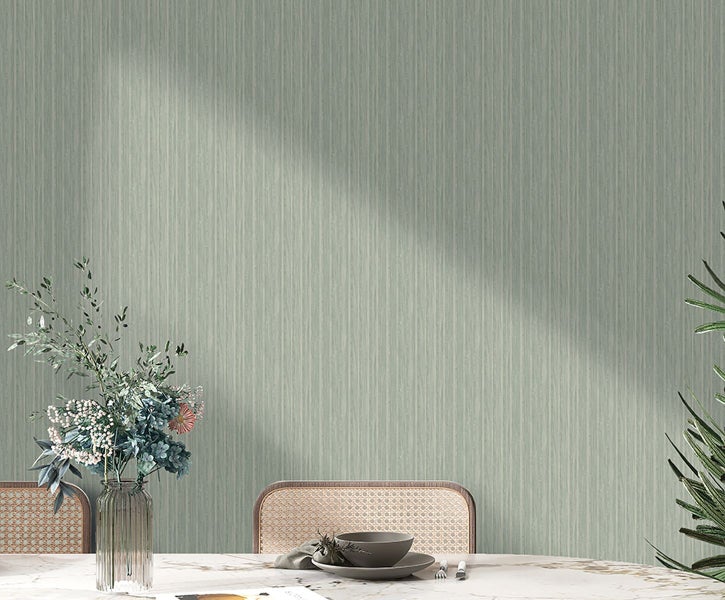 Nahaufnahme eines grünen Wacholders mit gelben Trieben