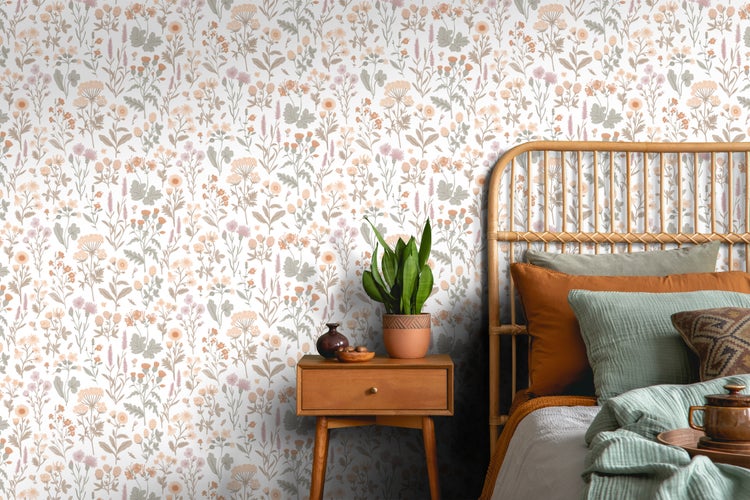 Schlafzimmer mit floraler Tapete, Holzbett und Nachttisch