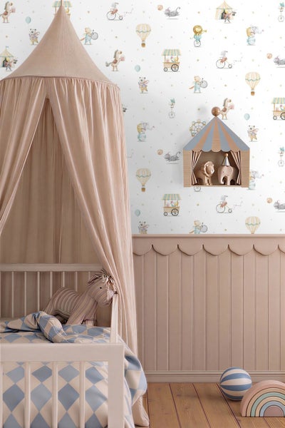 Kinderzimmer mit Vliestapete im Wald- und Hundedesign, einem Kleiderschrank, passender Wandfarbe und einer Holzgarderobe mit Kinderkleidung.