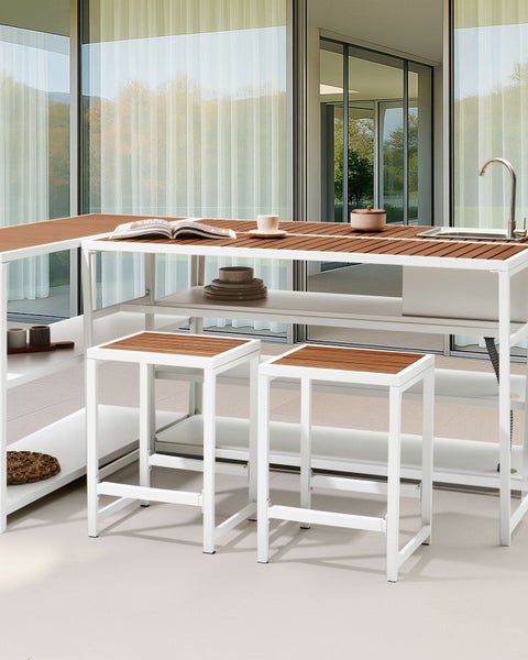Gartenküche mit zwei Barhockern aus Metall und Holz