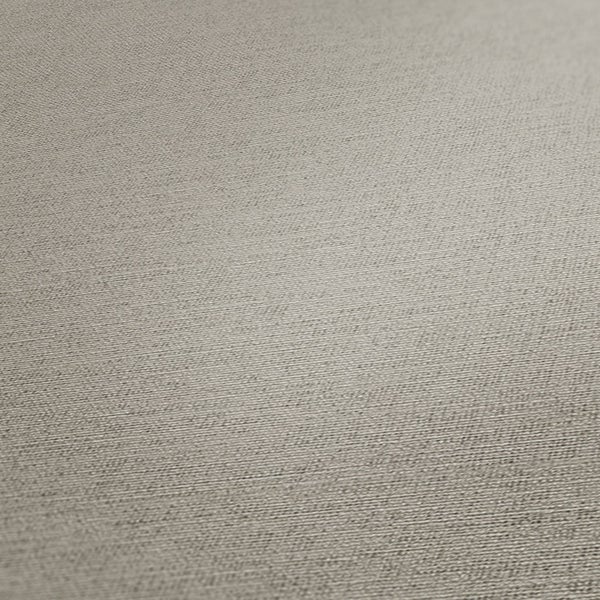 Raumansicht mit Sessel, Beistelltisch und Hängelampe für wohnliches Ambiente