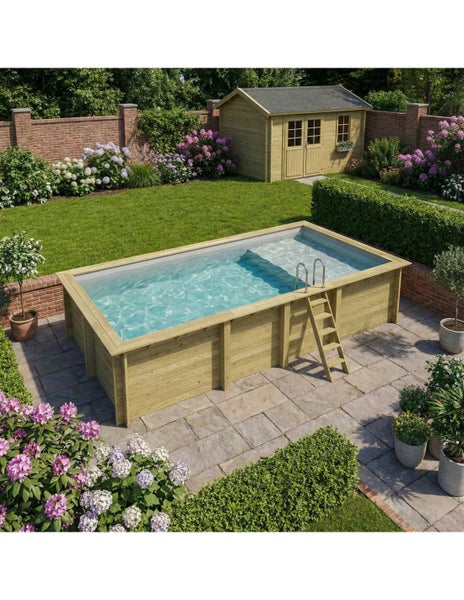 Szene mit einem rechteckigen Holzpool mit Leiter in einem Garten mit Rasen und einem Holzgartenhaus