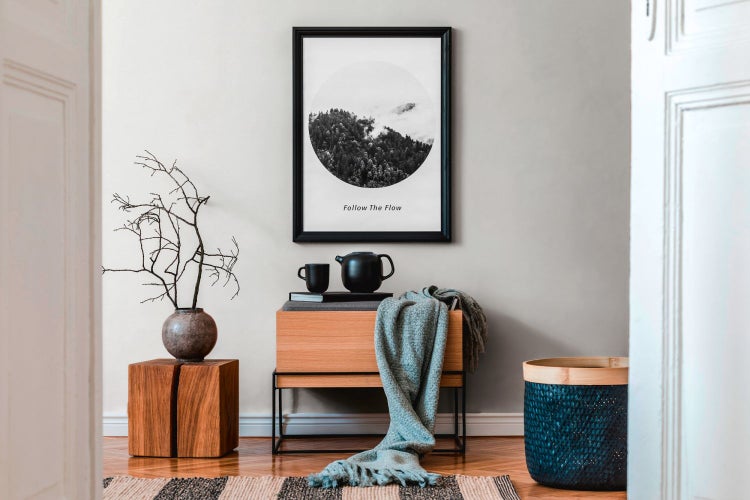 Dekoratives abstraktes Wandbild im Wohnzimmer.