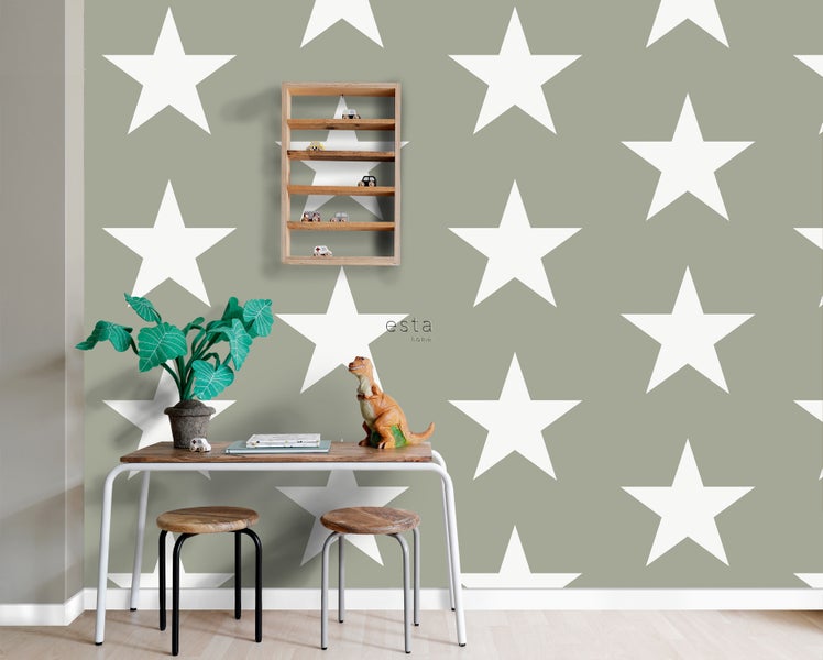 Kinderzimmer mit Schreibtisch, Stühlen und Regal vor einer Wand mit Sternenmuster.