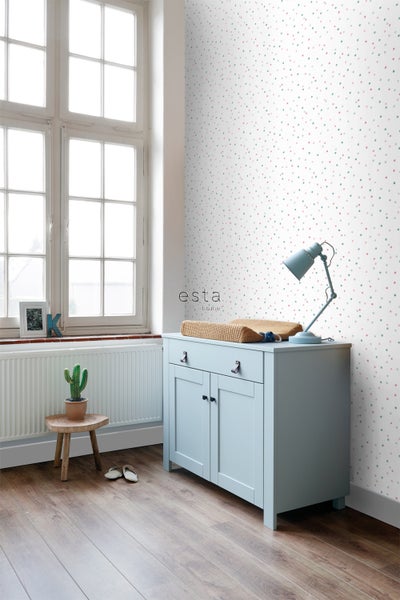 Babyzimmer mit Wickelkommode, Punktmuster-Tapete und Fenster