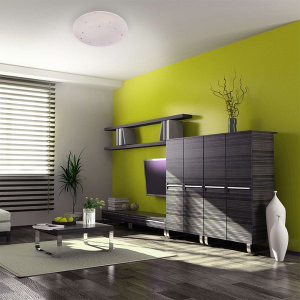 Wohnzimmer mit Deckenleuchte, Schrank und Couchtisch