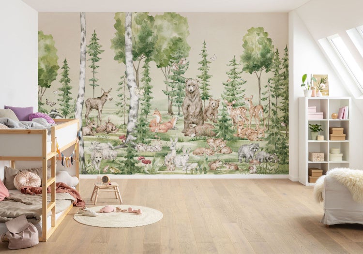 Kinderzimmer mit Waldtiere-Tapete, Etagenbett und Holzfußboden