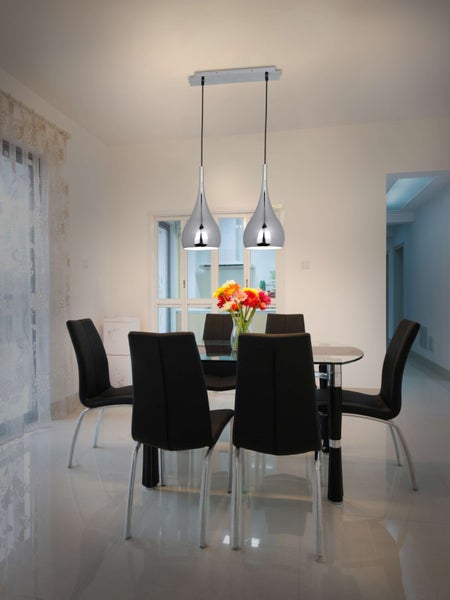 Esszimmer mit Esstisch, Stühlen und einer Hängelampe