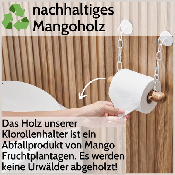 Toilettenpapierhalter aus nachhaltigem Mangoholz mit Kettenaufhängung vor einer Holzlamellenwand.
