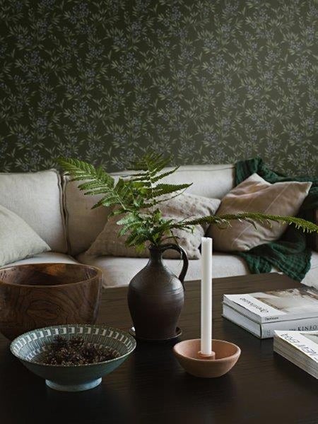 Graues Stuhlkissen mit den Maßen 48 x 48 x 7 cm wird mit einem Schwamm gereinigt