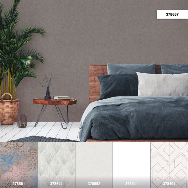 Dekorative Kommode mit Regalen, Lampe und Zimmerpflanze in einem hellen Raum