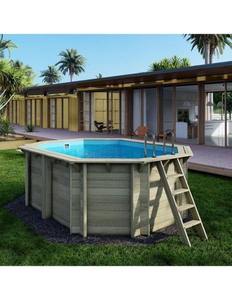 Achteckiger Holzpool mit Leiter im Garten