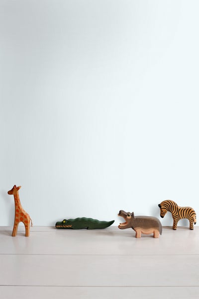 Holztiere: Giraffe, Krokodil, Nilpferd und Zebra auf einem Tisch