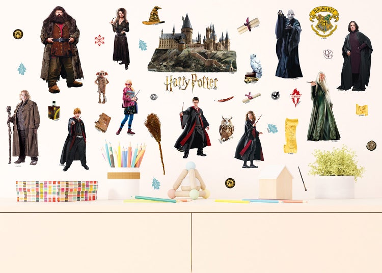 Wandsticker-Set Harry Potter mit verschiedenen Charakteren, Hogwarts-Schloss und magischen Symbolen für die Kinderzimmerdekoration.