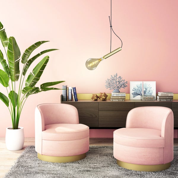 Wohnzimmer-Szene mit zwei Sesseln, Zimmerpflanze, Lampe und Sideboard
